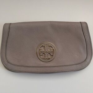 Tory Burch Amanda logo clutch